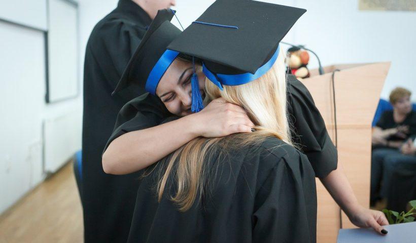 Desconto na faculdade; imagem mostrar meninas se formando na faculdade