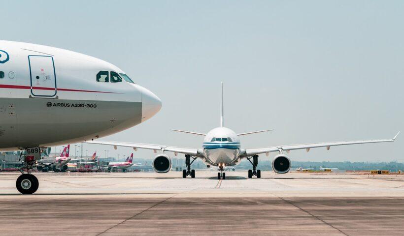 Cursos técnicos para quem quer seguir carreira na Aeronáutica | Imagem mostra aviões numa pista de decolagem