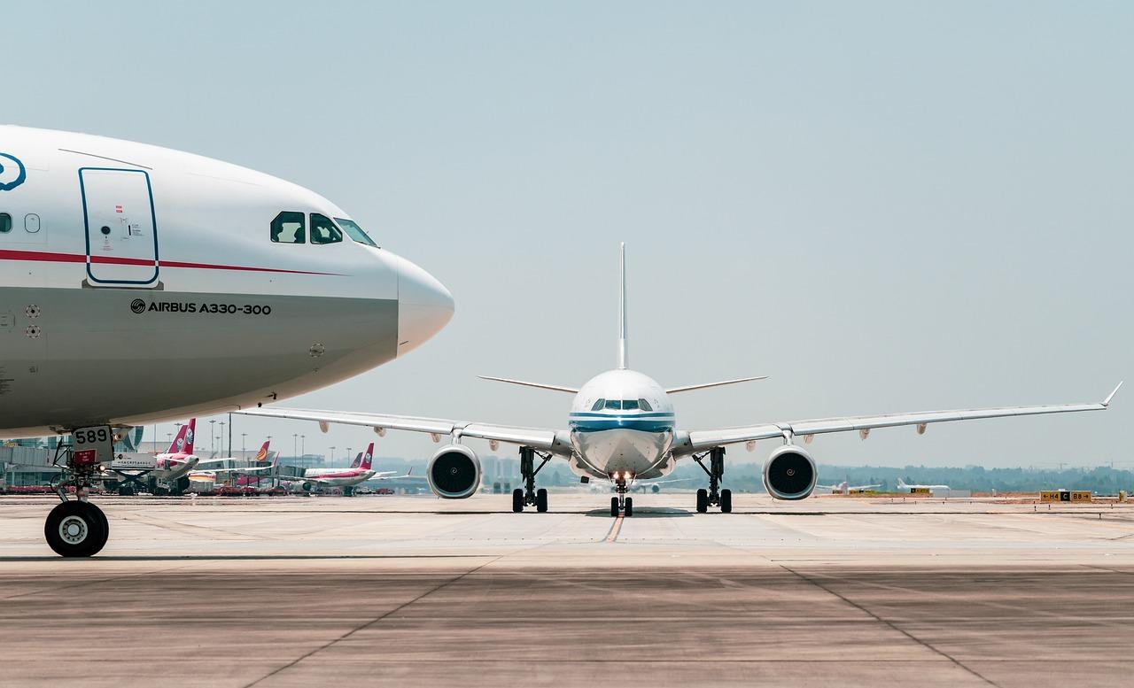 Cursos técnicos para quem quer seguir carreira na Aeronáutica | Imagem mostra aviões numa pista de decolagem