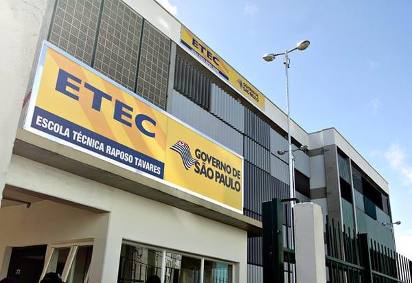 Prova da etec do meio do ano | Imagem mostra fachada da ETEC Raposo Tavares. Trata-se de um prédio em tom cinza claro com uma placa amarela contendo a bandeira do estado de São Paulo e o nome da ETEC.