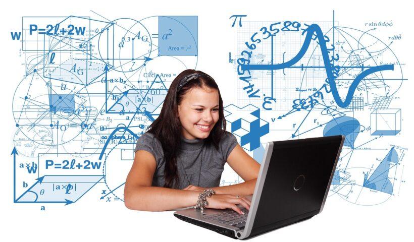 Lista de exercícios de Matemática para a prova da ETEC | Imagem mostra garota sorrindo em frente a um notebook. O fundo da imagem possui fórmulas, figuras geométricas e itens relacionados à matemática.