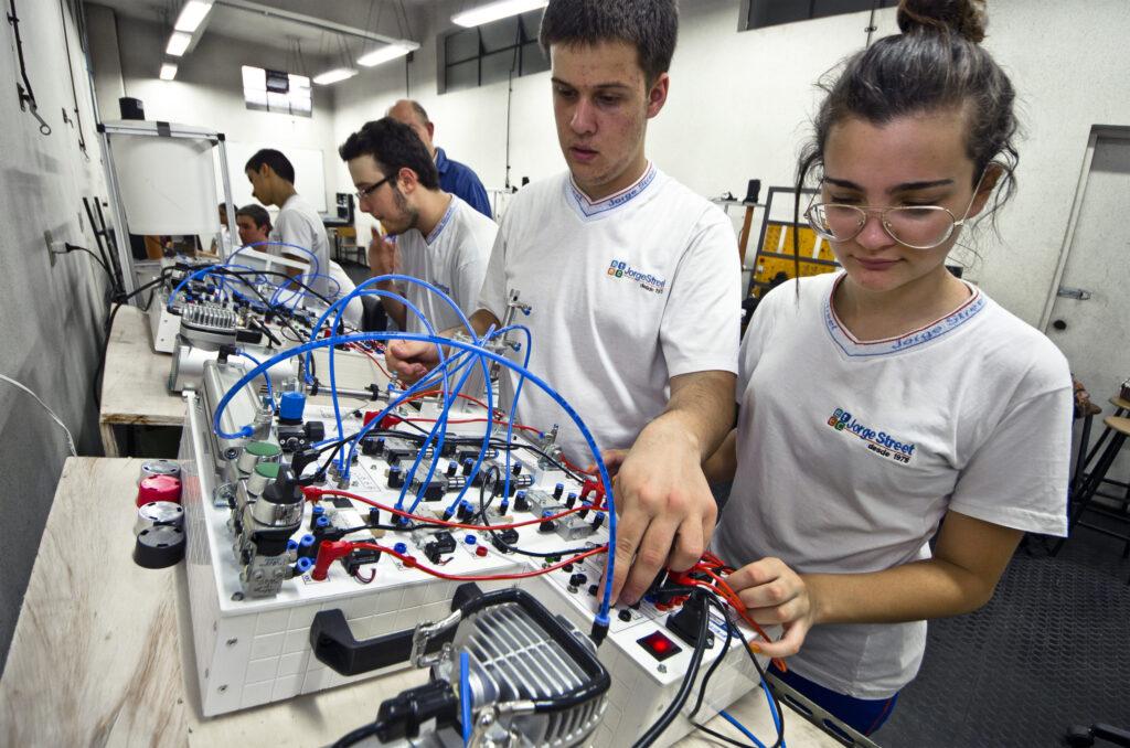 A ETEC Jorge Street conta com laboratórios bem equipados para seus alunos