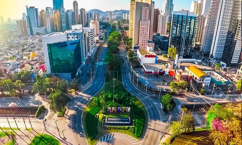 Cidade de Barueri vista de cima, enfatizando letreiro do bairro de Alphaville